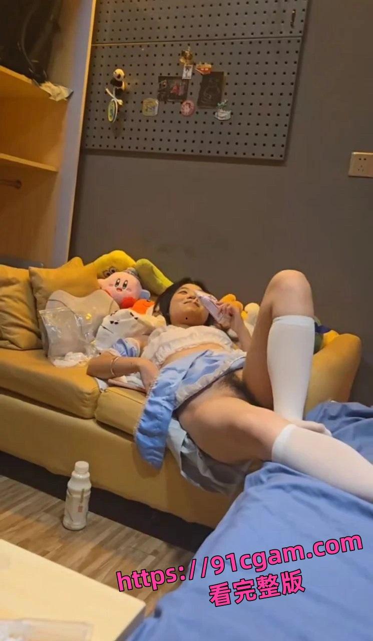 福建18岁高三妹妹,被金主约到家里爆操,最后摘套狠狠内射-9