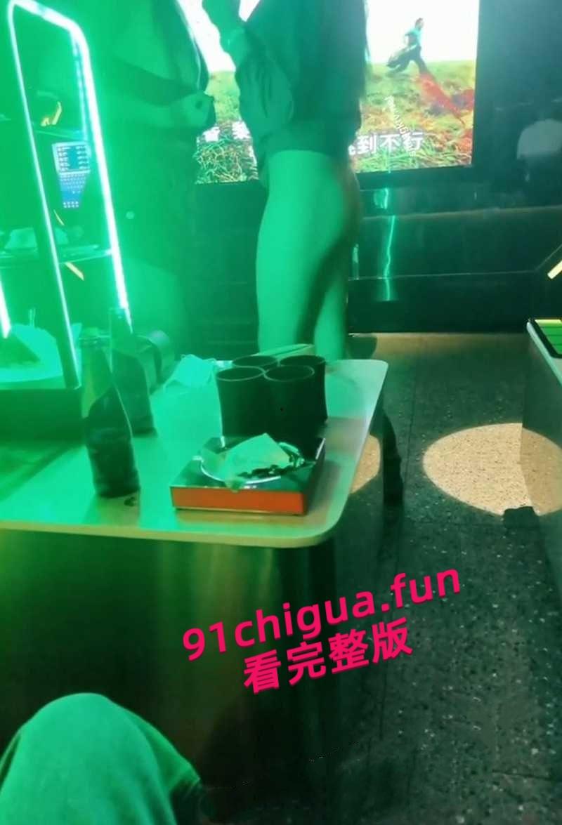 极品人妻【小鲸鱼】KTV淫趴视频流出,闺蜜当众露逼揉奶狂跳骚舞撩拨群男,少妇还是更会玩啊!-6