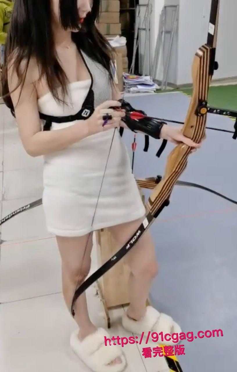 萝莉系母狗变土豪专属性玩具,白天户外露奶射箭,晚上翘臀挨操菊花都不放过!-2