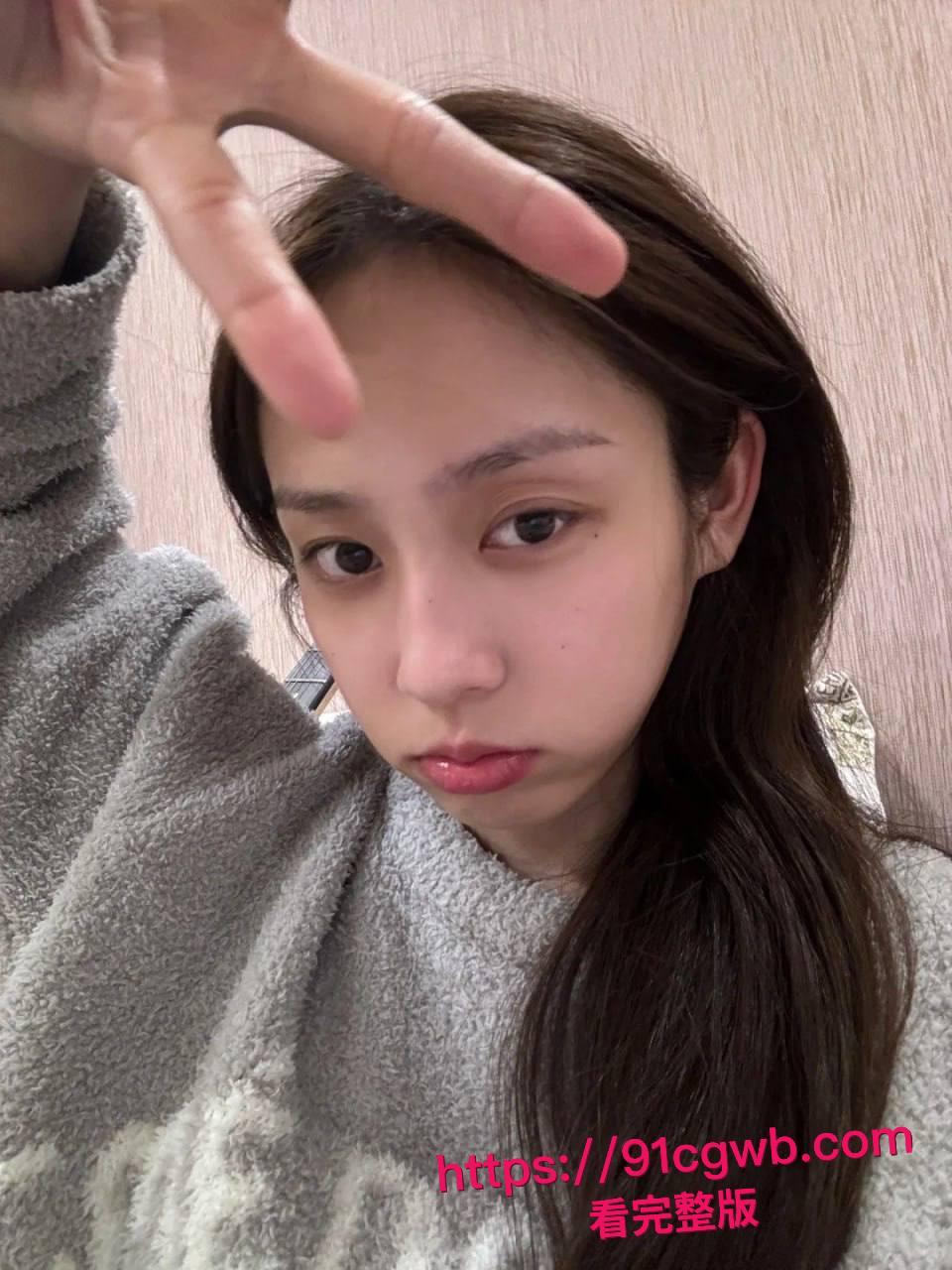 昨晚和心心念念的女神一起聚餐,趁着大家喝醉给她酒里下了点面面药,直接送她回家无套爆操!-1