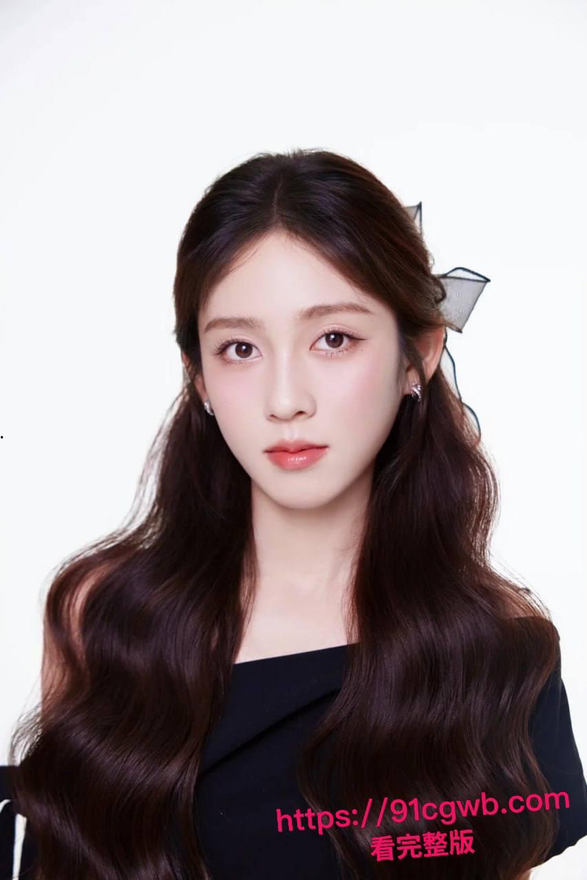 昨晚和心心念念的女神一起聚餐,趁着大家喝醉给她酒里下了点面面药,直接送她回家无套爆操!-4