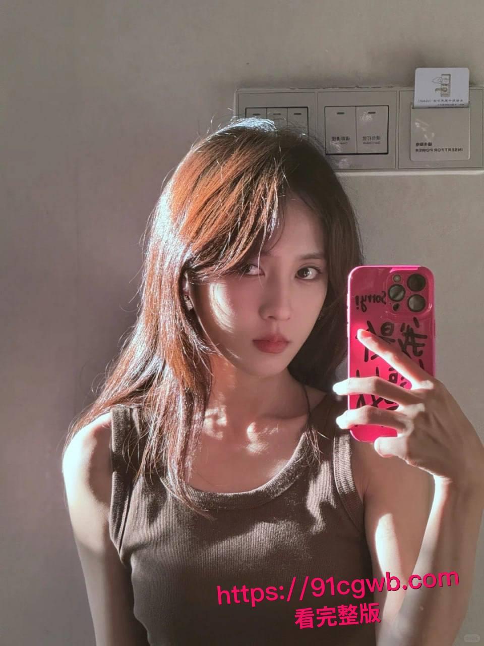 昨晚和心心念念的女神一起聚餐,趁着大家喝醉给她酒里下了点面面药,直接送她回家无套爆操!-6