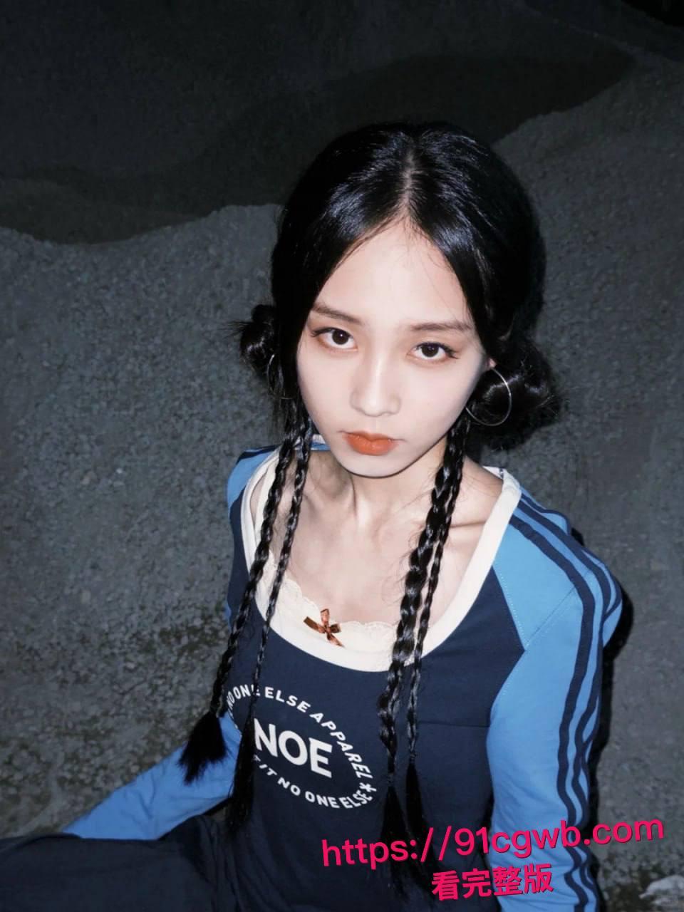 昨晚和心心念念的女神一起聚餐,趁着大家喝醉给她酒里下了点面面药,直接送她回家无套爆操!-7