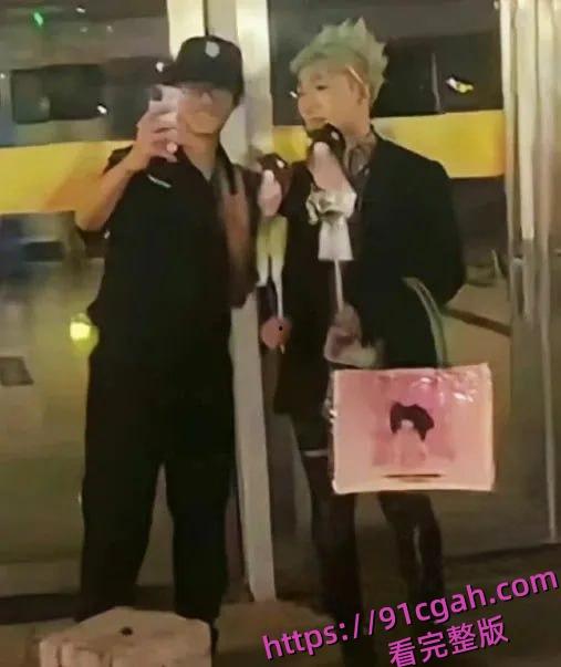 网红王扁现身王源演唱会现场被小汤圆围攻真实,王源粉丝大战黑粉!-5