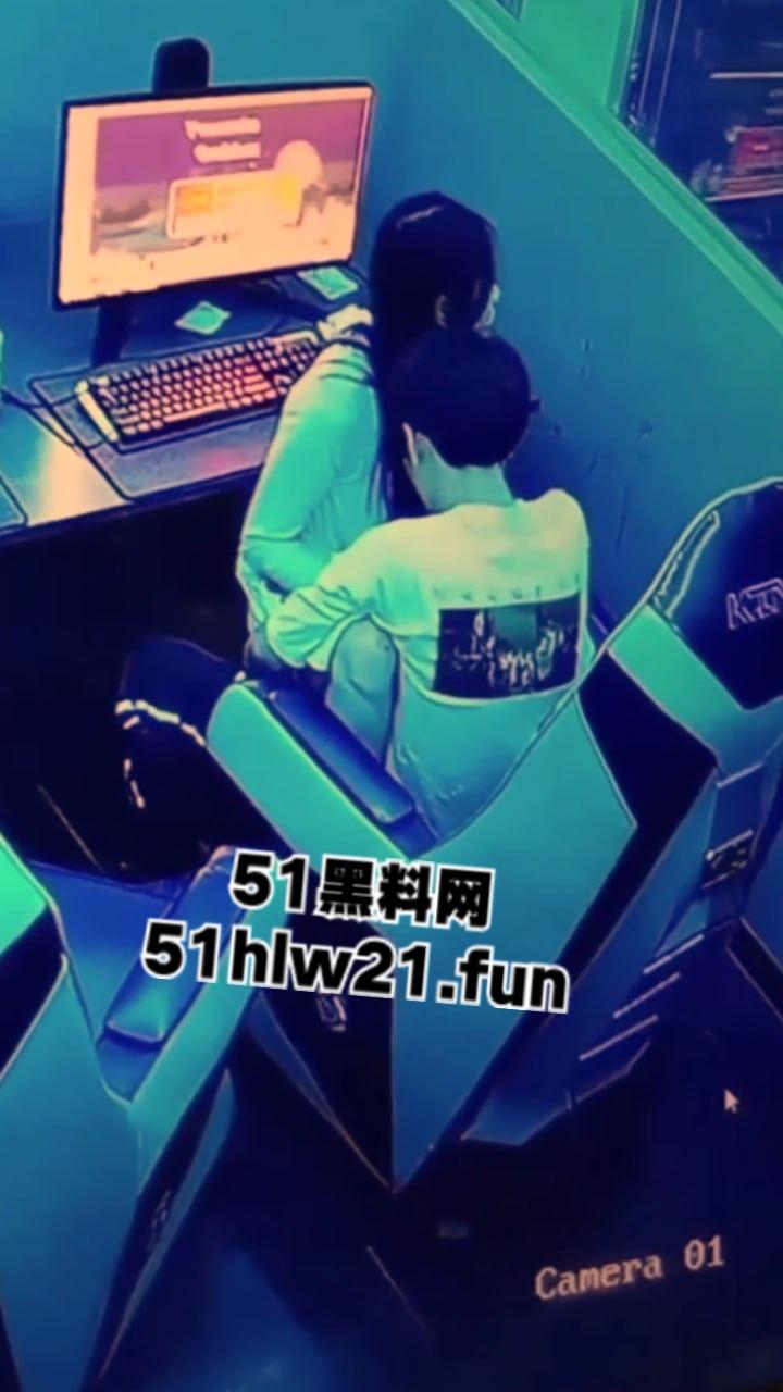 山东某网吧监控偷拍,一对年轻情侣趁私下无人,在网吧座椅上操逼偷情,这么玩也太刺激了啊。-1