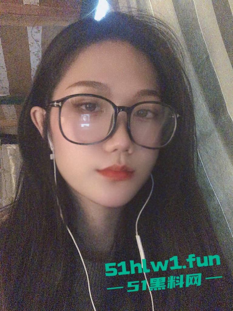 江苏信息职业技术学院反差骚母狗【刘柄池】靓丽颜值身材曼妙,私下却是骚母狗酒店被金主调教视频流出。-6