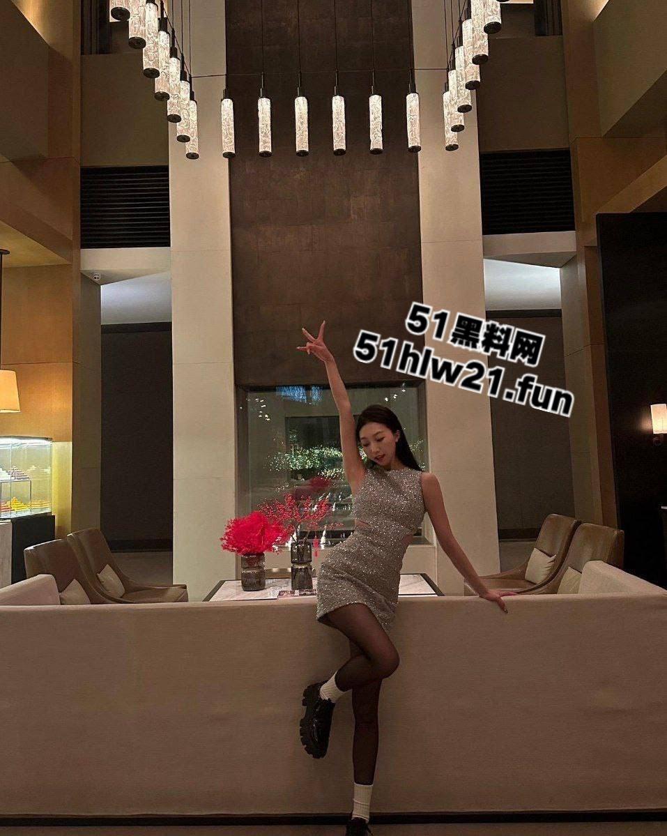 北京邮电大学【曾媛】绝美颜值校花女神,表面清纯私下竟如此反差爱舔蛋蛋,口交技术超一流。-3