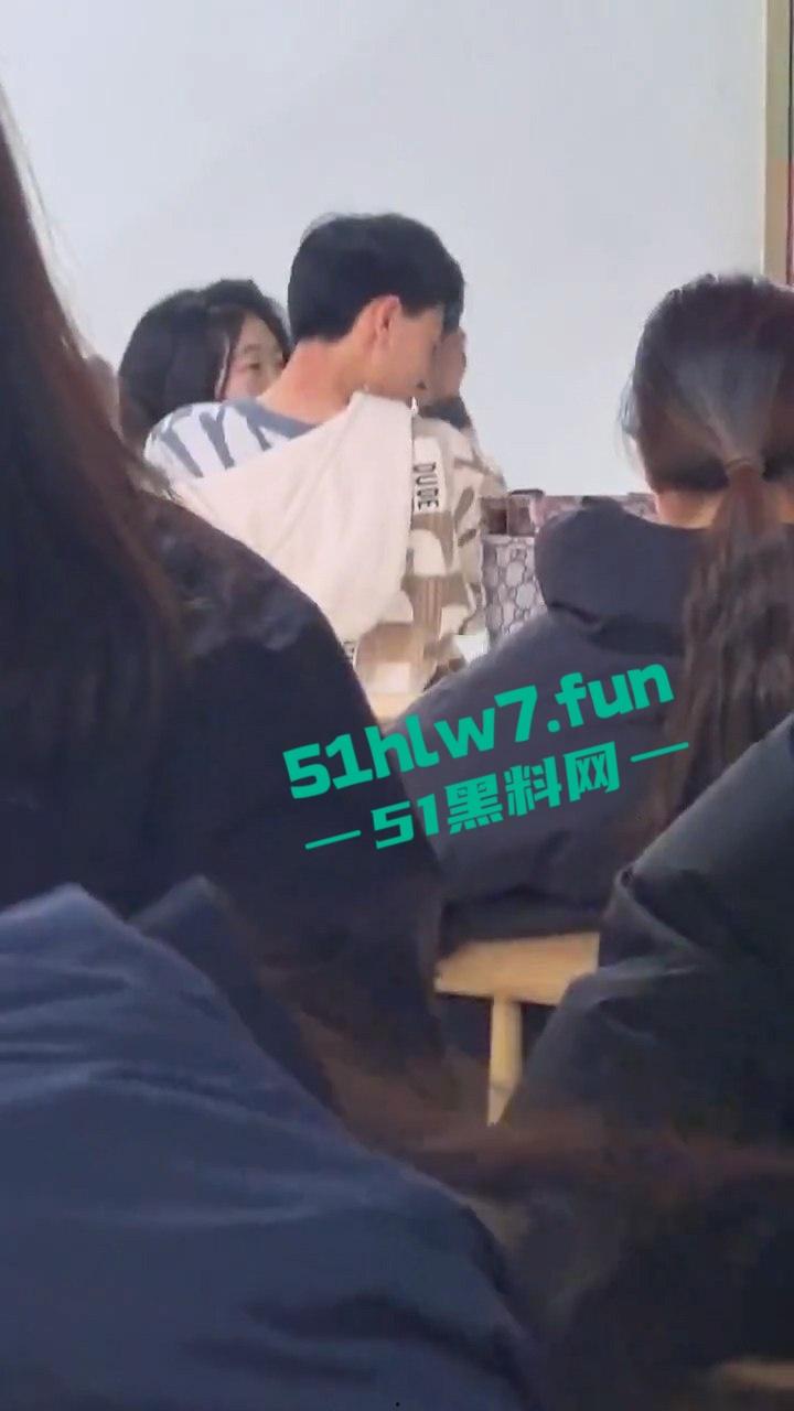 山东齐鲁大学情侣餐馆公然脱裤操逼,女生扒逼主动蹭鸡又搂又亲,操到高潮才满意。-2