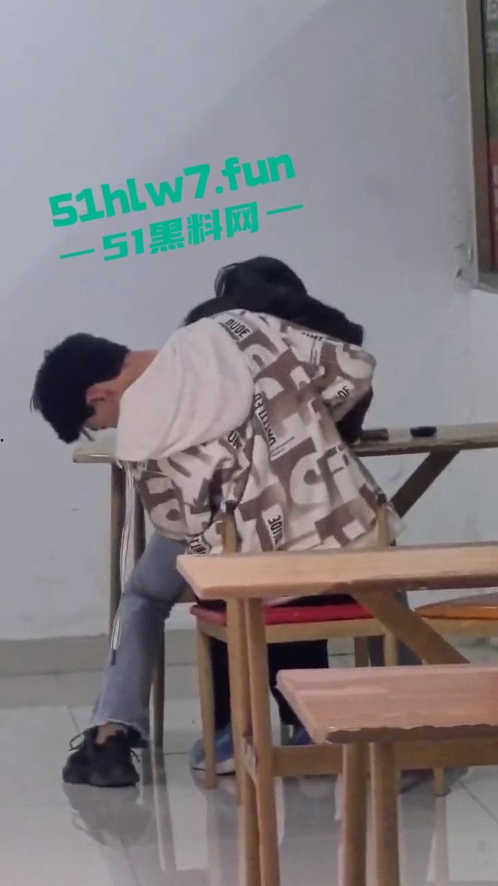 山东齐鲁大学情侣餐馆公然脱裤操逼,女生扒逼主动蹭鸡又搂又亲,操到高潮才满意。-7