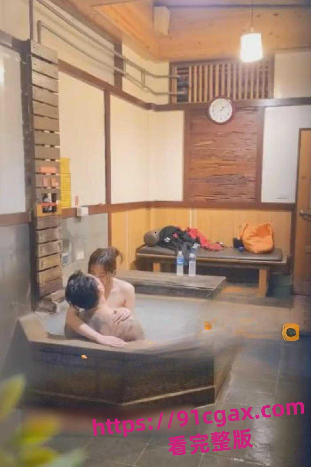 网络疯传台湾一情侣北投温泉会馆泡汤做爱竟惨遭偷拍!全程露脸曝光极其刺激!-1