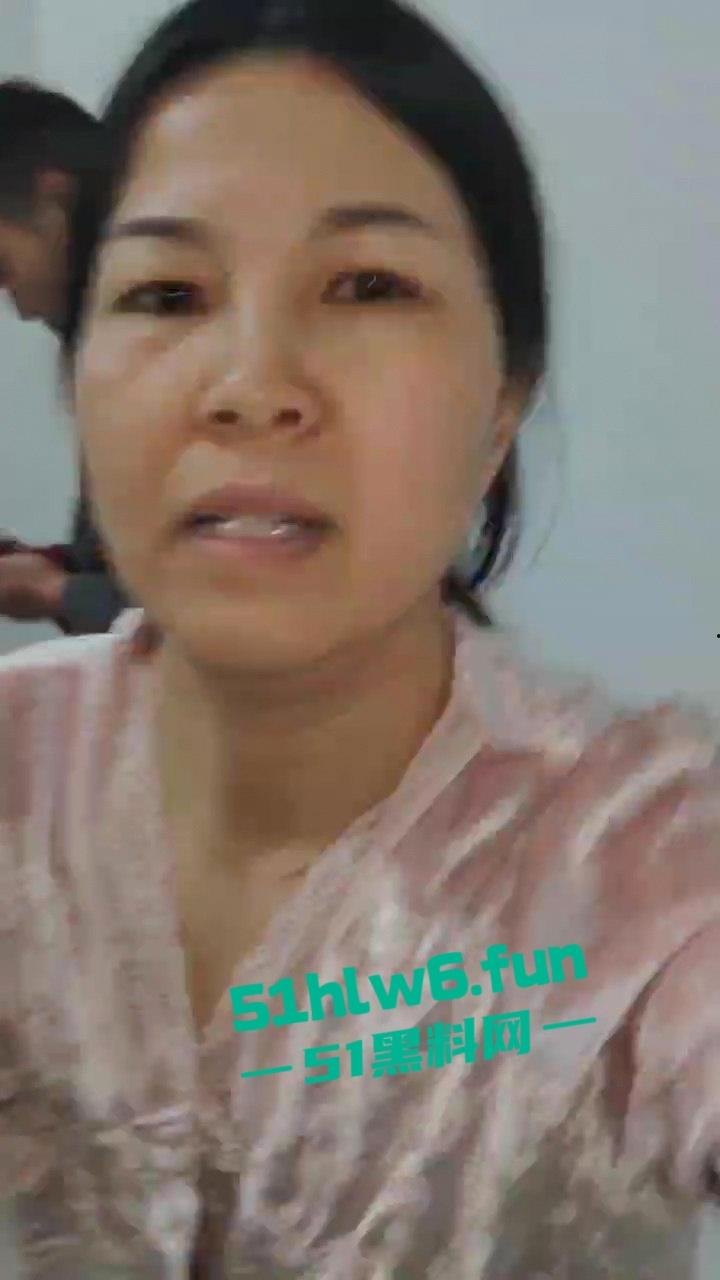 抓奸现场,妻子在外地打工出轨他人,丈夫携兄弟们上门捉奸,情夫竟然藏在床底下?-6