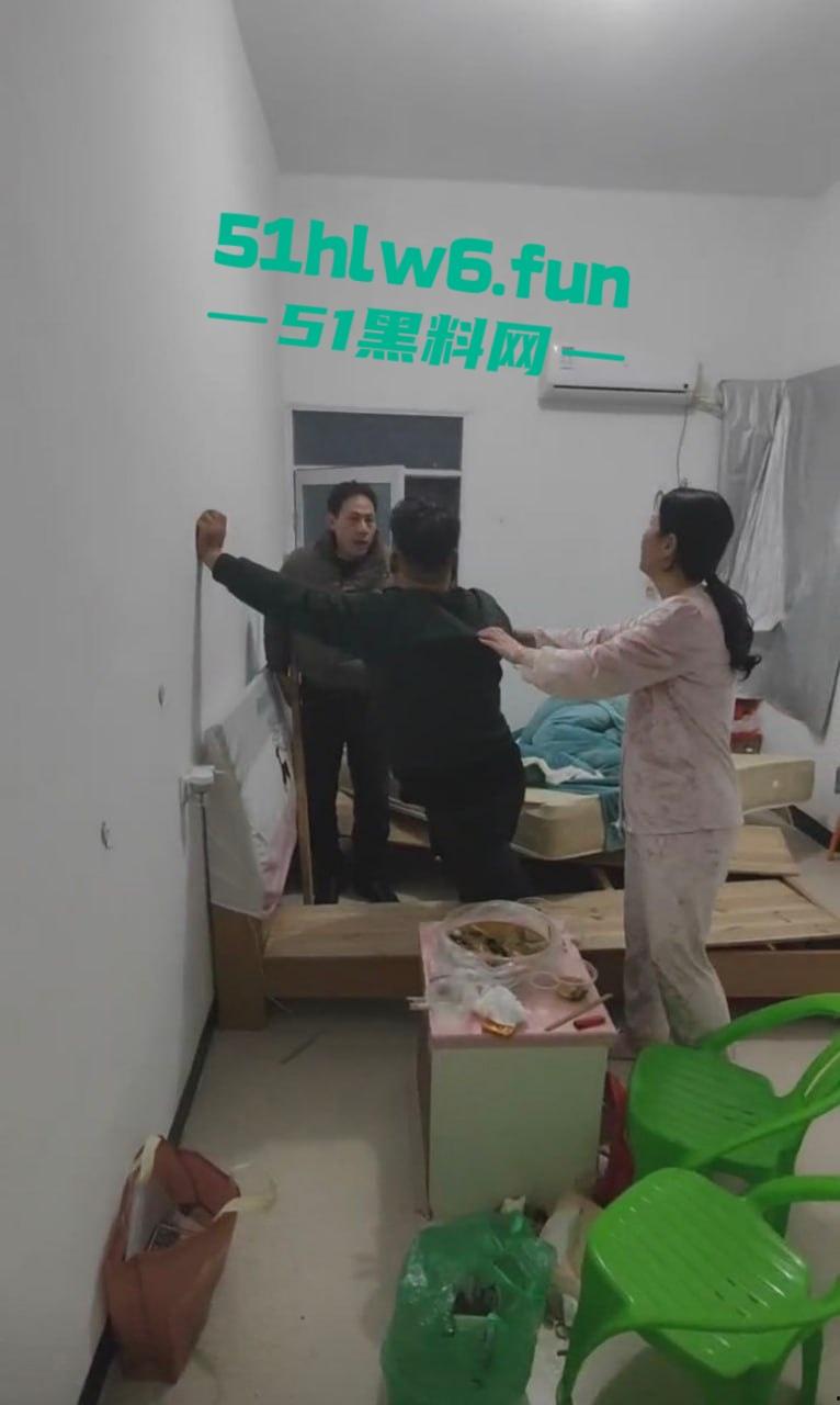 抓奸现场,妻子在外地打工出轨他人,丈夫携兄弟们上门捉奸,情夫竟然藏在床底下?-7