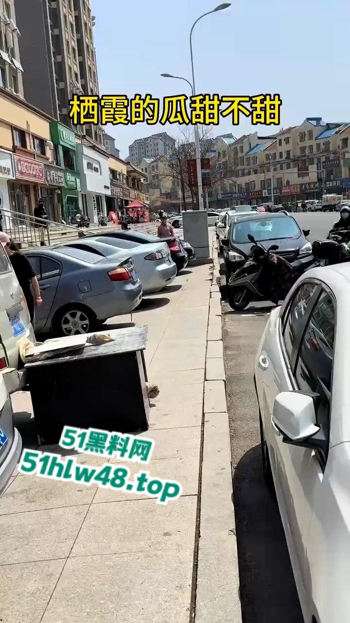 山东栖霞甜品店老板娘当街撕逼无耻小三,出轨男吓得躲车里不敢出来全程龟缩。-3