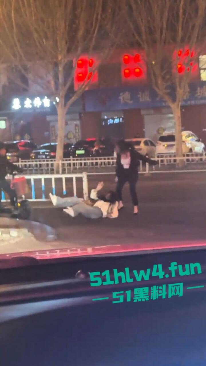 两美女街边对战,拿高跟鞋疯狂打砸据悉是小三被抓,原配暴怒殴打这小三一看就是个嫩妹。-4