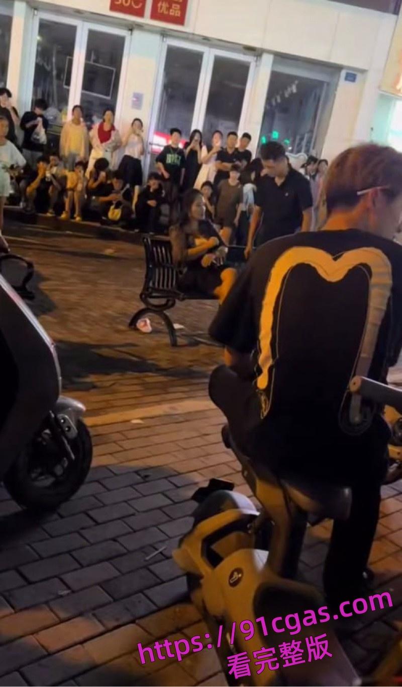 安徽阜阳太和文庙抓小三惊爆情人节 性感人妻偷情被捉 黑丝骚穴被情人猛干-1