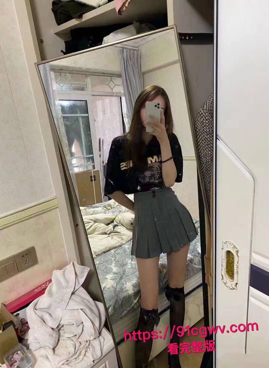 校园清纯学生妹沦陷在金主胯下!青春妹子化身母狗上位骑乘摇奶狂喷水,被颜射满脸舔屌吞精超反差!-3