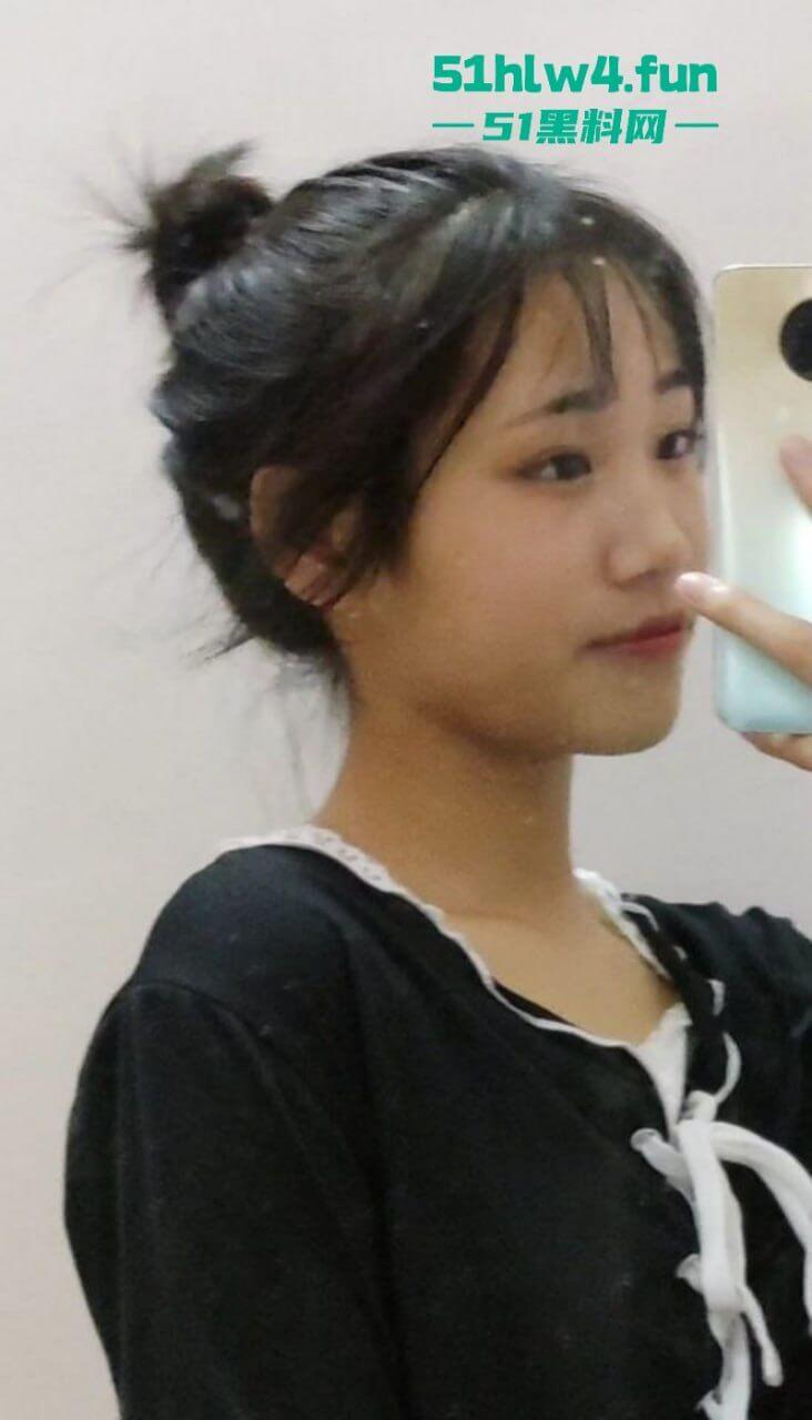 露脸反差学生妹,金主重金定制看似清新单纯的小妹妹,私下极度母狗各种自拍私密处。-3