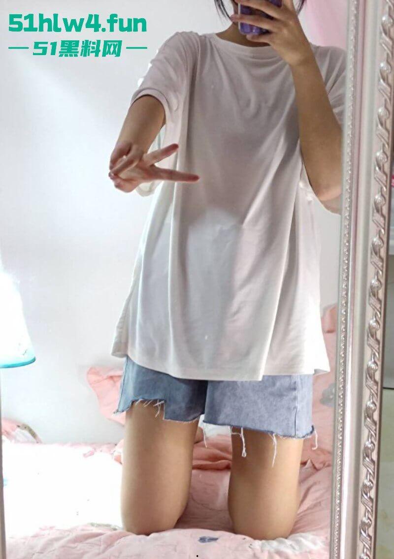 露脸反差学生妹,金主重金定制看似清新单纯的小妹妹,私下极度母狗各种自拍私密处。-6