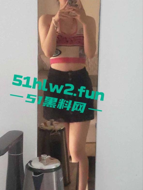 广西南宁反差女教师【柳林依】网上卖弄骚资生活照被扒,性爱视频曝光娇喘淫叫声不断!-3