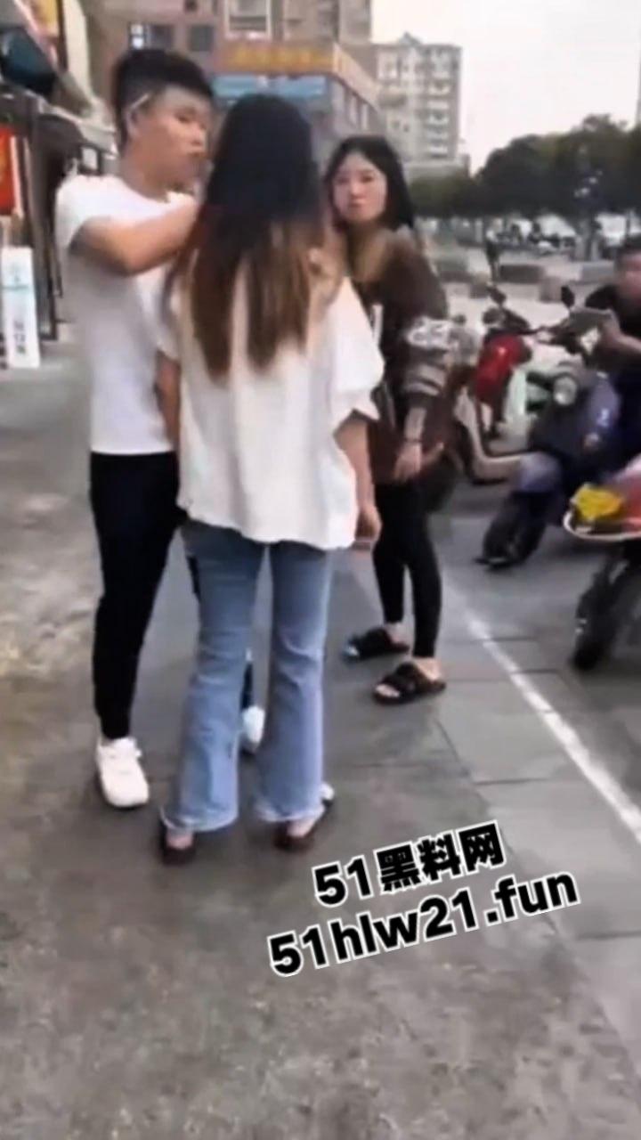 广西精神小妹砍人,俩小美女街头吵架短发妹直接掏出折叠刀,气急之下狂砍对方脸部,估计俩人都不敢装逼了吧!-5