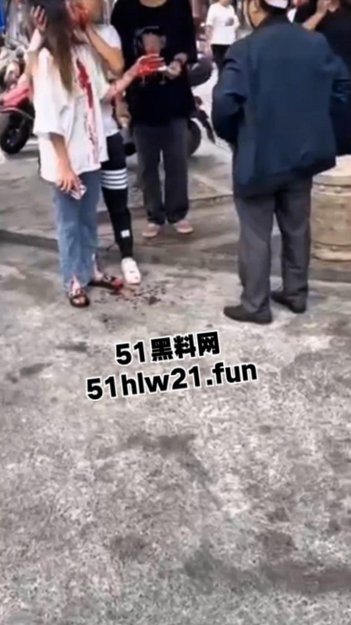广西精神小妹砍人,俩小美女街头吵架短发妹直接掏出折叠刀,气急之下狂砍对方脸部,估计俩人都不敢装逼了吧!-7
