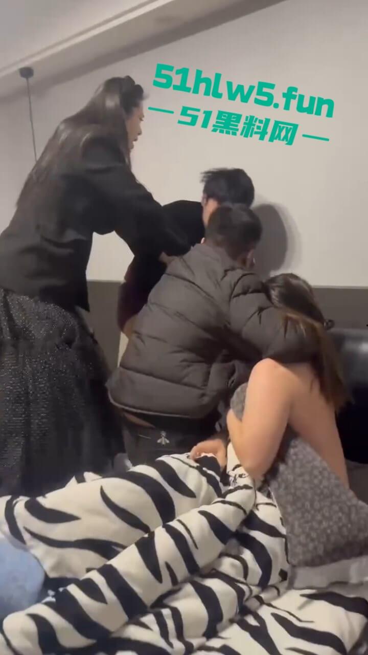 苍南县捉奸现场,男子出轨骚逼幼师,其老婆跟踪到现场叫来小三老公一起捉奸,现场炸裂惨不忍睹。-6