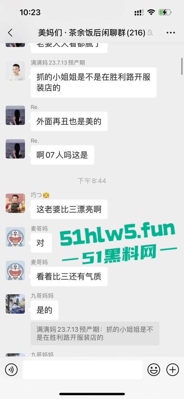 苍南县捉奸现场,男子出轨骚逼幼师,其老婆跟踪到现场叫来小三老公一起捉奸,现场炸裂惨不忍睹。-8