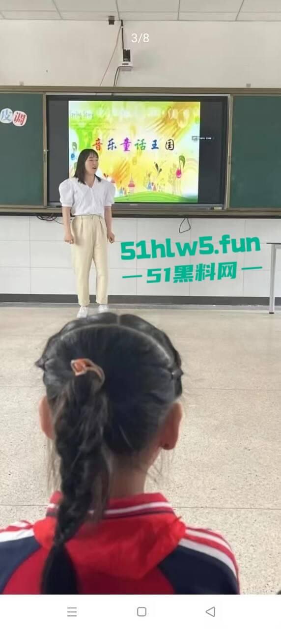 苍南县捉奸现场,男子出轨骚逼幼师,其老婆跟踪到现场叫来小三老公一起捉奸,现场炸裂惨不忍睹。-9