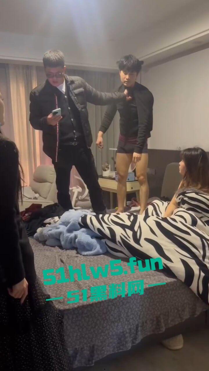 苍南县捉奸现场,男子出轨骚逼幼师,其老婆跟踪到现场叫来小三老公一起捉奸,现场炸裂惨不忍睹。-16