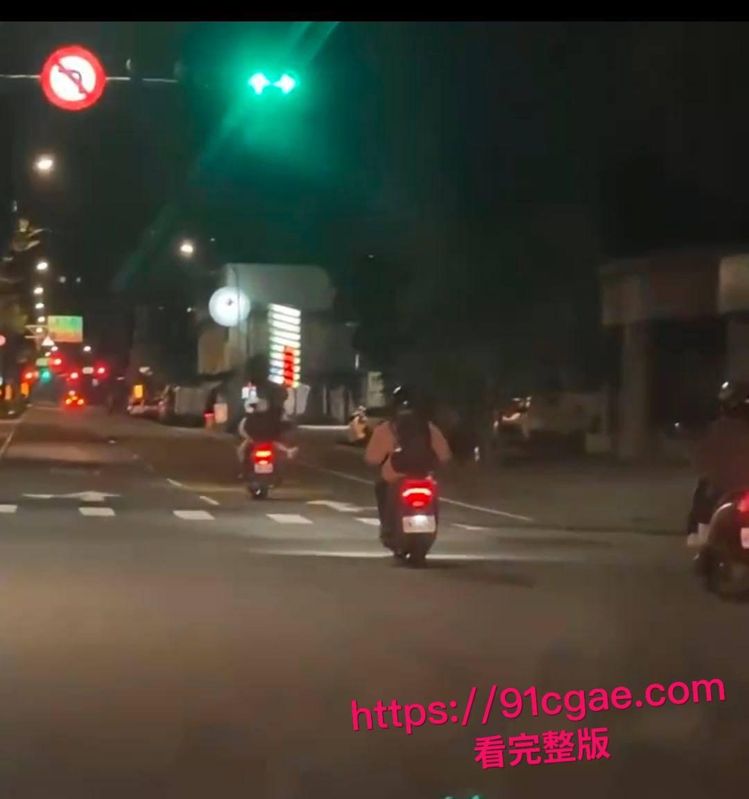 街头激情上演摩托便当大战 女子反坐飙车臀部猛顶男骑士鸡巴 全过程偷拍视频疯传-4