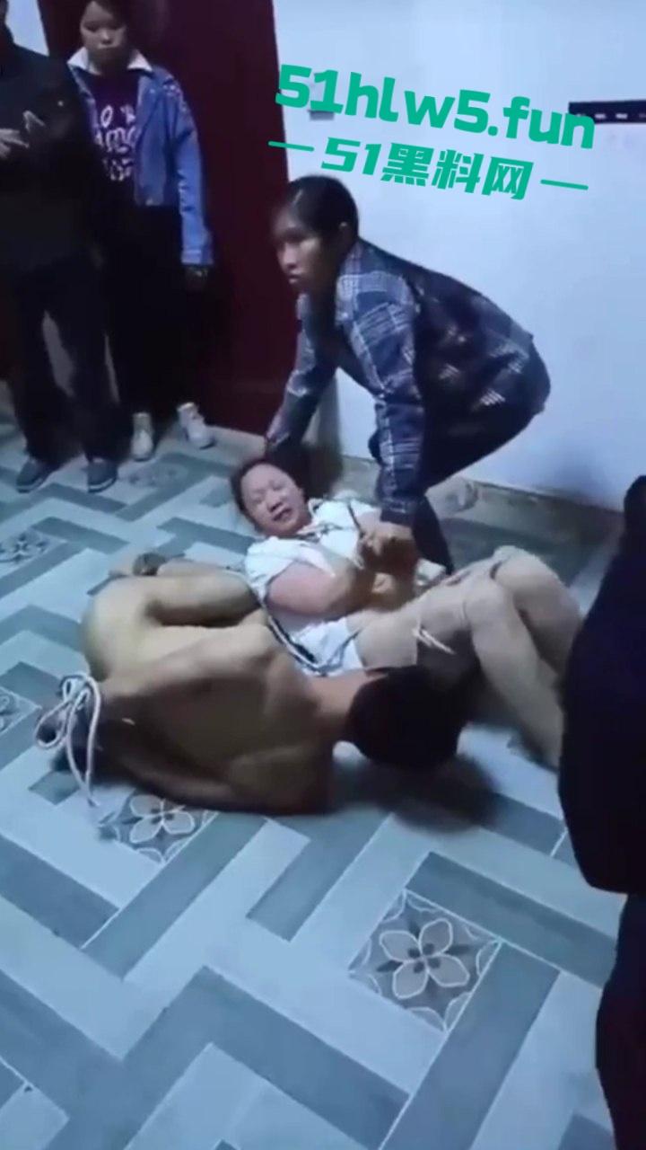 狠人捉奸现场,男子带家人捉奸竟将妻子和情人捆绑,这是要浸猪笼么绑人家属已被刑拘。-1