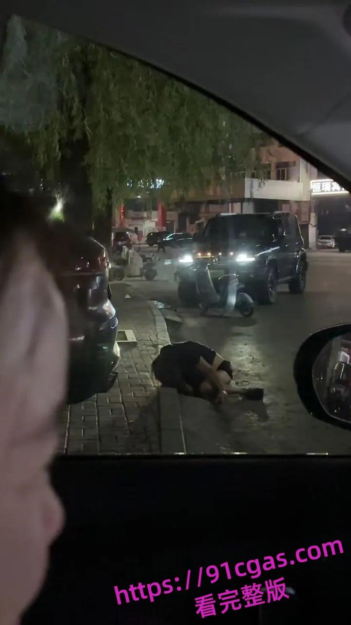 老头酒吧捡尸全身抚摸!群众:内裤都扒没了-1