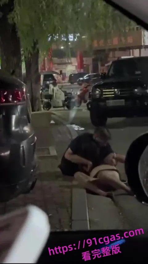 老头酒吧捡尸全身抚摸!群众:内裤都扒没了-2