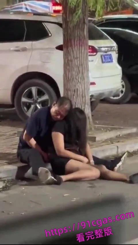 老头酒吧捡尸全身抚摸!群众:内裤都扒没了-3