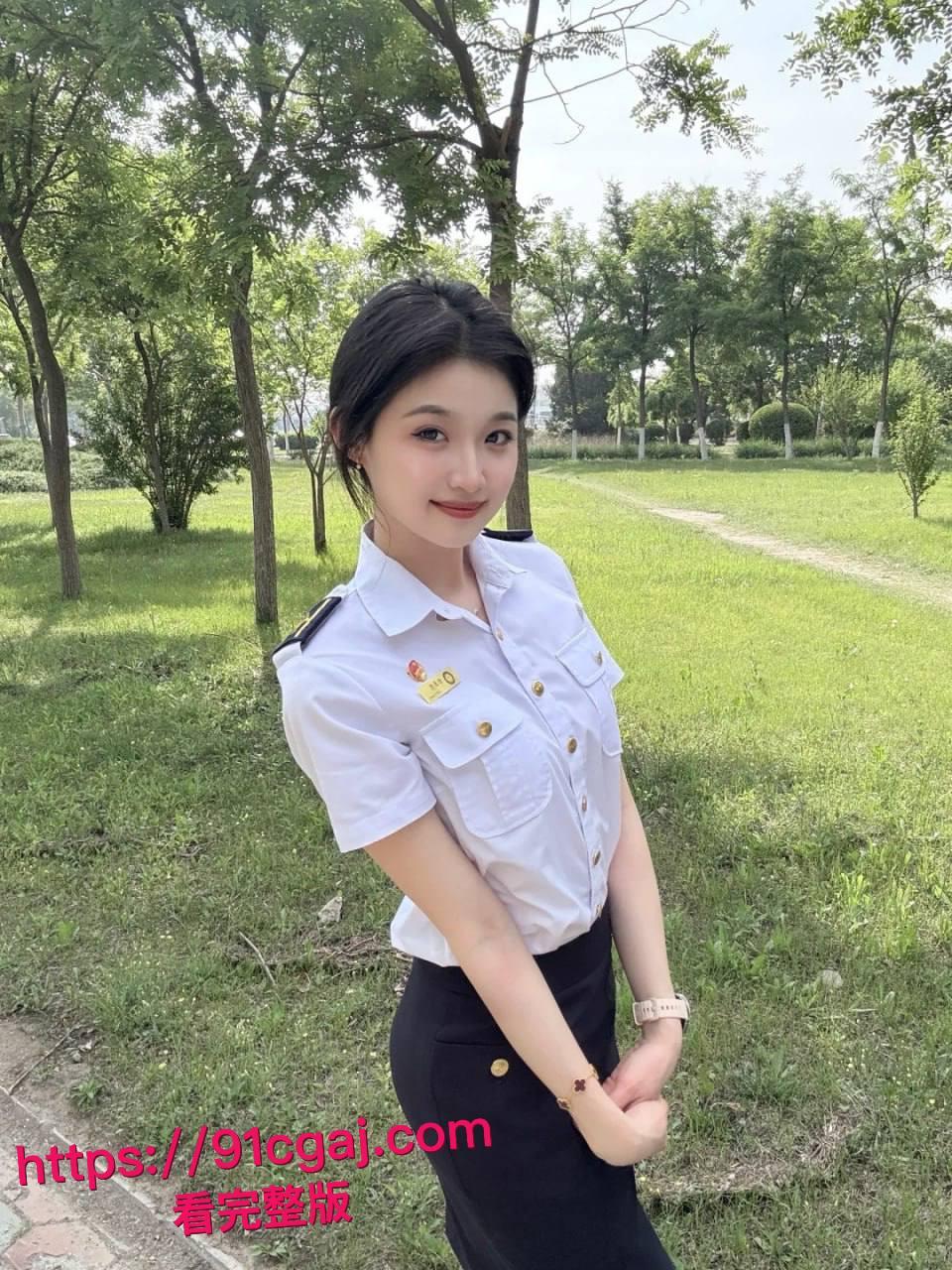 上海民航学院江子瑜小三风波!清纯制服妹子私下变母狗,被金主无套鸡巴狂捅骚穴,侧入后入轮番上阵玩到腿软!-3