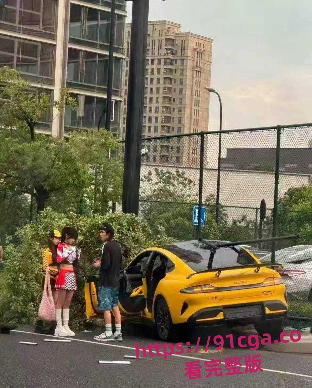 悠米er穿高跟鞋驾驶小米Ultra 发生车祸 发视频称刹车失灵随后将视频删除!-2