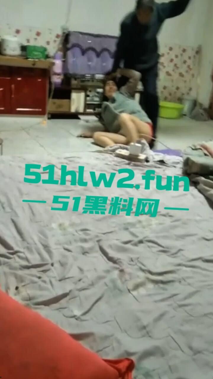 极品骚妇约炮情人,竟大胆带回家啪啪被老公捉奸在床,抡凳子揍的骚货女人嗷嗷惨叫。-3