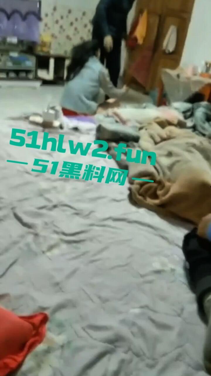 极品骚妇约炮情人,竟大胆带回家啪啪被老公捉奸在床,抡凳子揍的骚货女人嗷嗷惨叫。-5