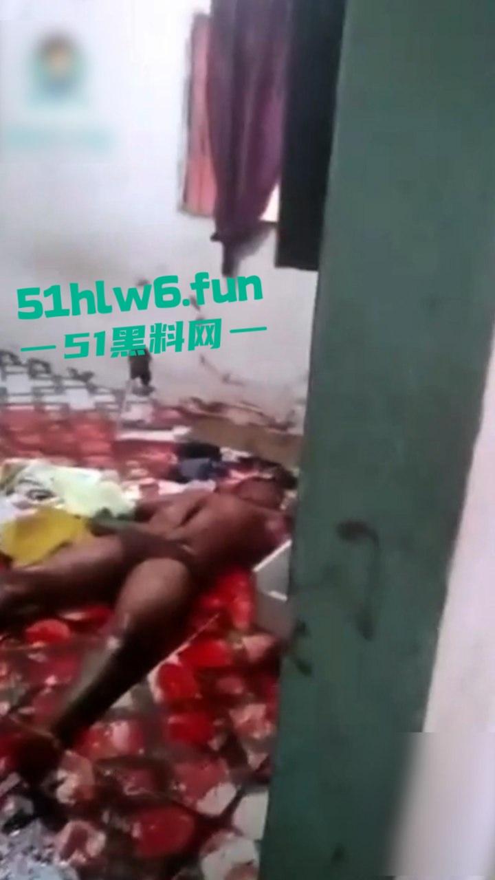 【血腥恐怖】印度三哥被妻子开膛破肚,男子为高种姓白人行为恶劣强奸妻子家人,终被妻子发现后杀害。-2