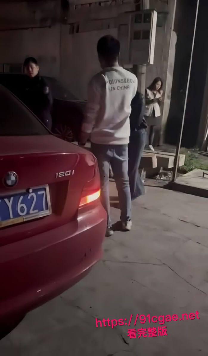 饶平出轨男被堵车上 小三吓得捂脸不敢露 他却淡定举手机全程录像 直接锁定年度最淡定渣男奖!-1