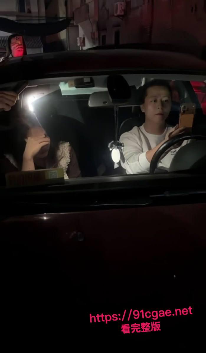 饶平出轨男被堵车上 小三吓得捂脸不敢露 他却淡定举手机全程录像 直接锁定年度最淡定渣男奖!-2