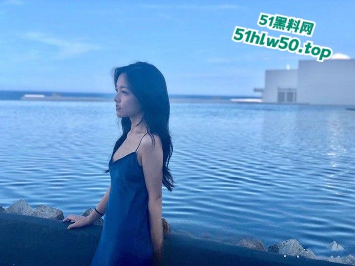 微博梨甜姨,加拿大清纯甜妹留学生【李天宜】跟男友性爱视频流出,跪在地上舔着大勾八被无套内射!-1