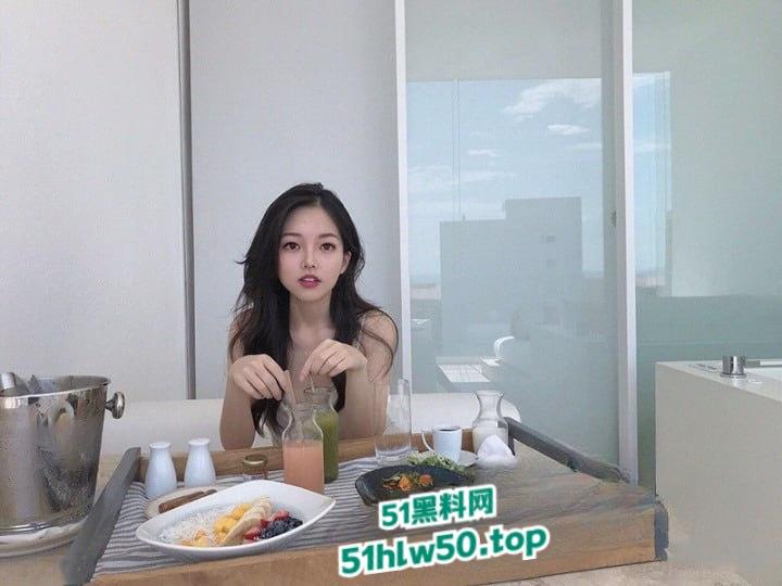 微博梨甜姨,加拿大清纯甜妹留学生【李天宜】跟男友性爱视频流出,跪在地上舔着大勾八被无套内射!-2