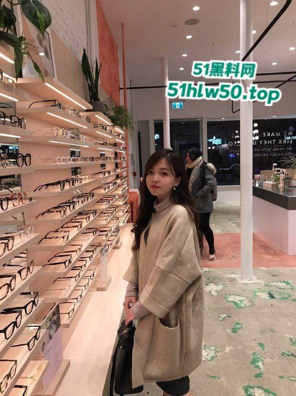 微博梨甜姨,加拿大清纯甜妹留学生【李天宜】跟男友性爱视频流出,跪在地上舔着大勾八被无套内射!-6