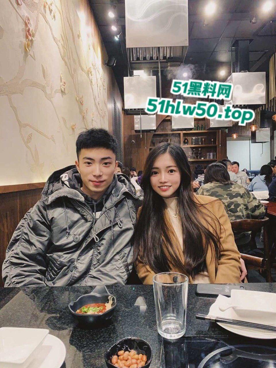 微博梨甜姨,加拿大清纯甜妹留学生【李天宜】跟男友性爱视频流出,跪在地上舔着大勾八被无套内射!-8