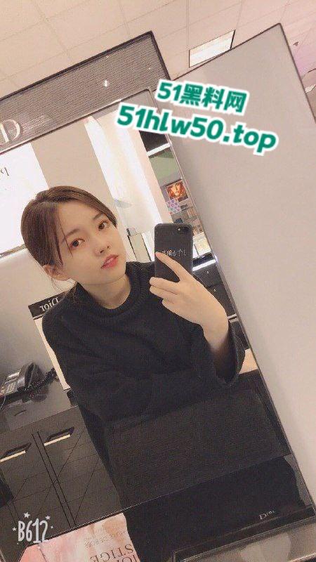 微博梨甜姨,加拿大清纯甜妹留学生【李天宜】跟男友性爱视频流出,跪在地上舔着大勾八被无套内射!-9