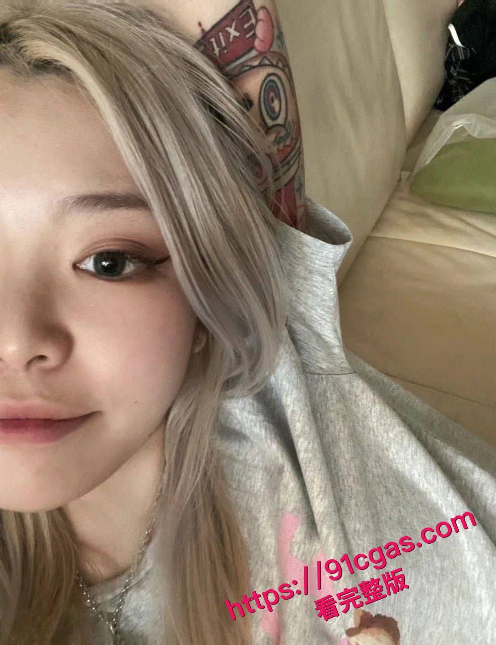 甜美白嫩萝莉勾引,跟酒友到酒店母狗直接深喉口交鸡吧-3