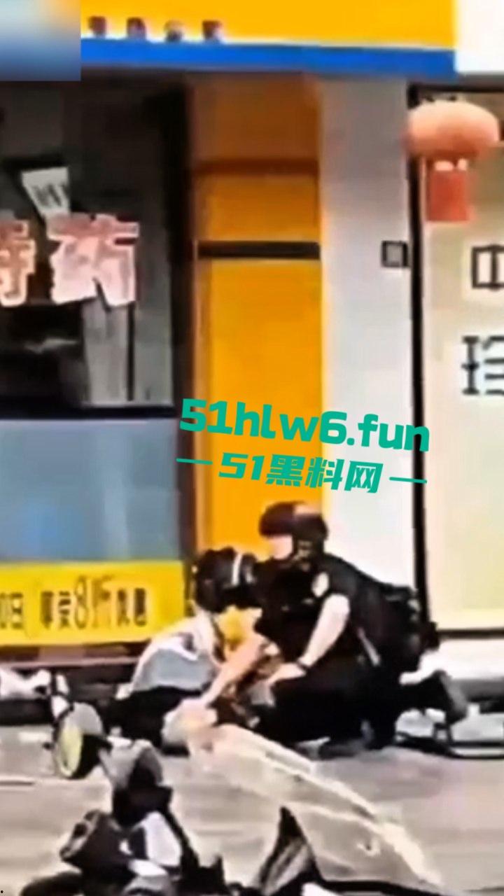 四川德阳什邡小广场,恶意杀人恶性事件两人是夫妻,据说因妻子出轨男子持刀直接杀妻。-4