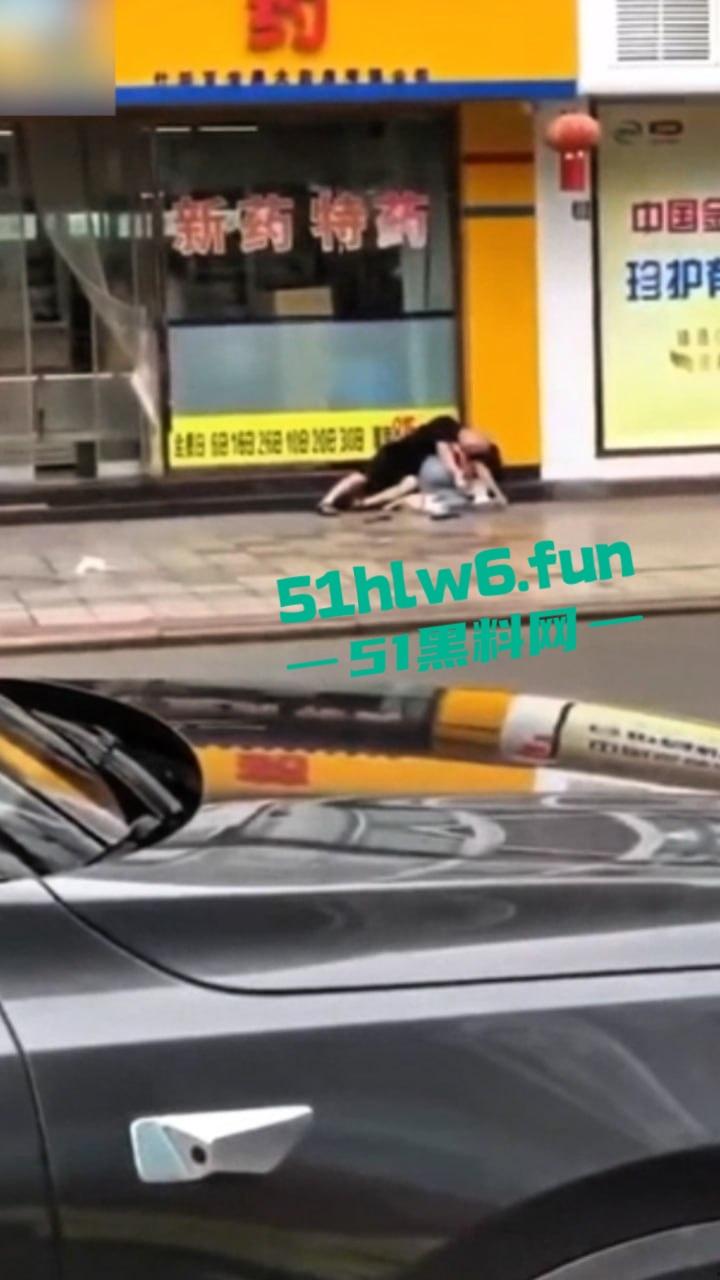 四川德阳什邡小广场,恶意杀人恶性事件两人是夫妻,据说因妻子出轨男子持刀直接杀妻。-5