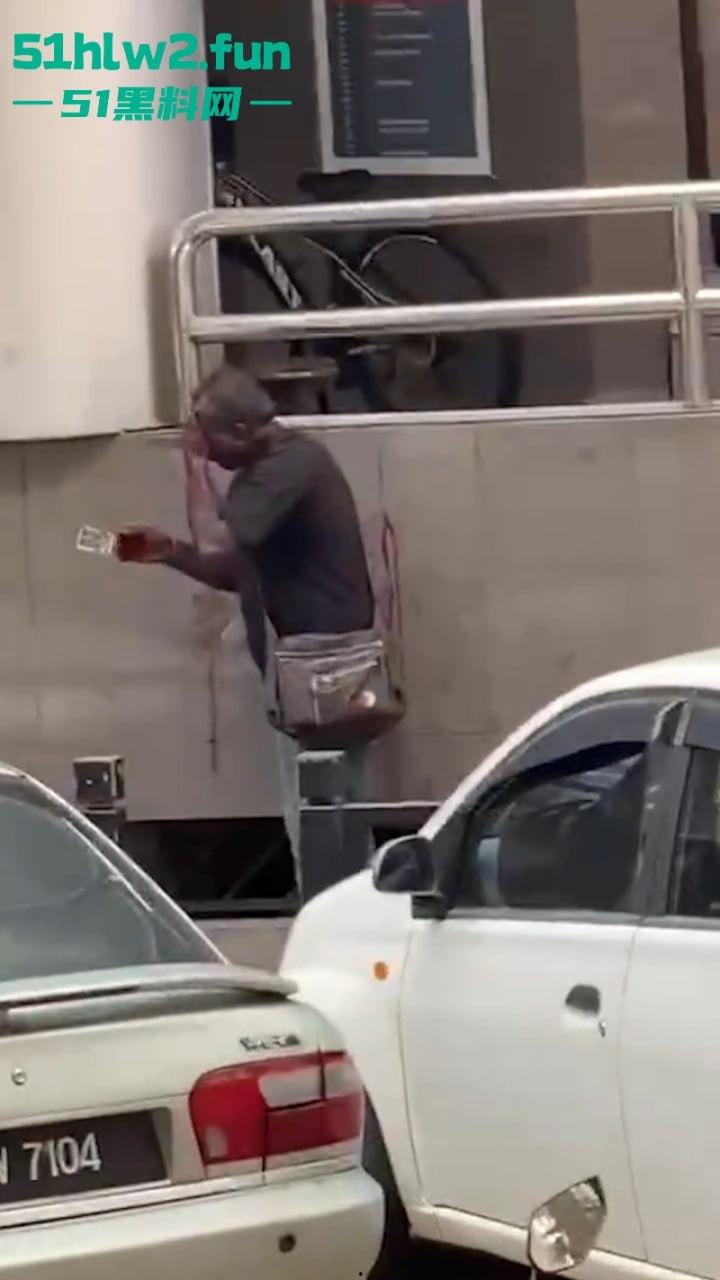 马来西亚男子酗酒吸毒恶魔buff叠满,致精神紊乱当街砍人,刺激的现场视频流出。-5